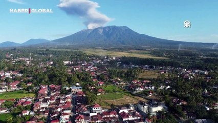 Endonezya'daki Marapi Yanardağı yeniden kül püskürttü, o anlar kamerada