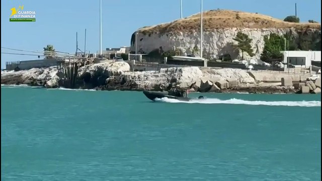 Gargano: barca di quasi dieci metri si incaglia, intervento dell'unità navale Bso 134