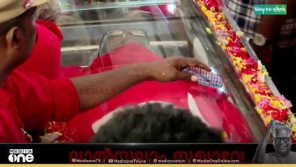 വിപ്ലവസൂര്യന് അഭിവാദ്യമർപ്പിച്ച് ജന്മനാട്; വേലിക്കകത്ത് വീടിന് പുറത്ത് വൻ ജനാവലി