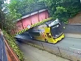 Bus kracht in Brücke und verliert ganzes Dach