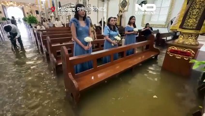 Le typhon n'empêche pas un mariage dans une église inondée aux Philippines