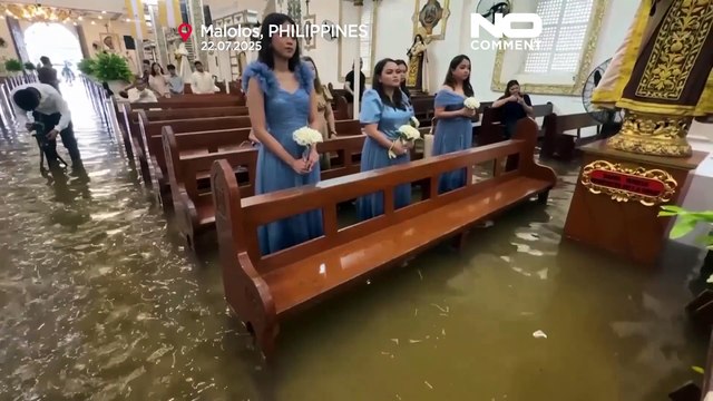 NO COMMENT: Una pareja se casa en una iglesia inundada en Filipinas tras el tifón Wipha