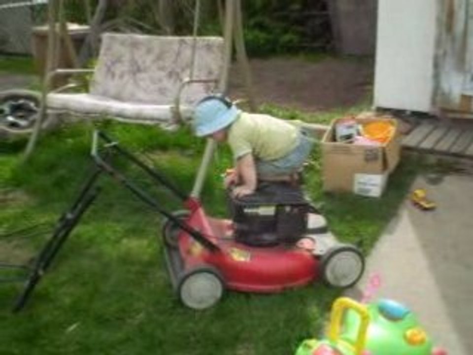 xavier et la tondeuse