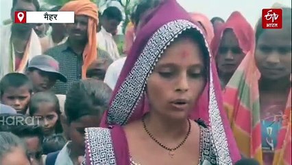 बारिश में बह गई स्कूल जाने वाली सड़क, पानी में डूबकर जाने को मजबूर बच्चे