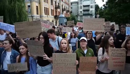 Kijów: rzadki protest w czasie wojny przeciwko ustawom antykorupcyjnym