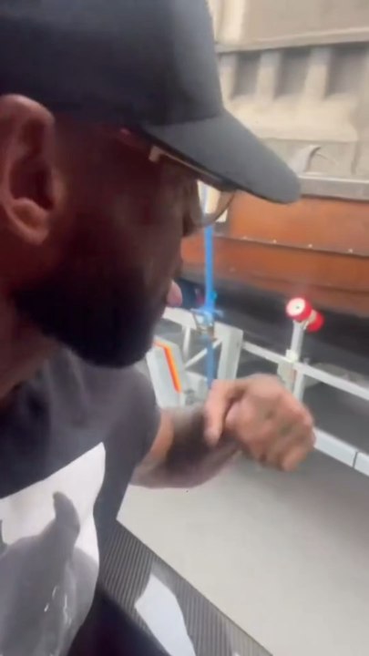 Booba flex devant un bateau pirate, la boucle est bouclée pour lui 😂🏴‍☠️