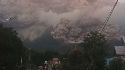 Indonesia: Lewotobi Laki Volcano releases towering ash plume during powerful eruption
