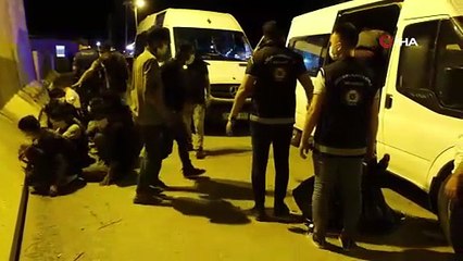 Önden keşif yapmalarına rağmen Erzincan polisini geçemediler: 24 kaçak göçmen 2 organizatör yakalandı