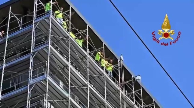 Milano, operai edili in protesta sul ponteggio: Senza stipendio da sei mesi (23.07.25)