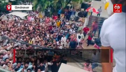 நடிகர் சூர்யாவின் 50வது பிறந்தநாளை முன்னிட்டு வீட்டின் முன் குவிந்த ரசிகர்கள் - செல்ஃபி எடுத்து மகிழ்ச்சி!