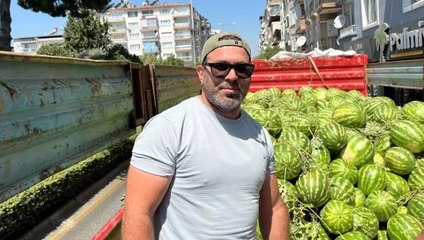 Babasının ölüm yıldönümünde 1 kamyon karpuz dağıttı