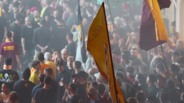 I TIFOSI DELLA ROMA INVADONO LE STRADE PER CELEBRARE I 98 ANNI DEL CLUB