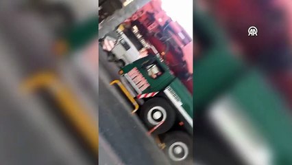 Demir dubanın üzerine çıkan vincin lastiği patladı! 1'i çocuk 2 yaralı