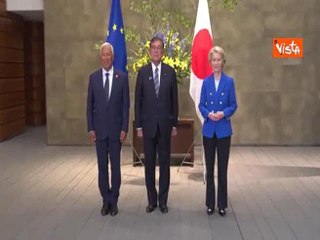Ue-Giappone summit a Tokyo, la stretta di mano Von der Leyen Costa e primo ministro giapponese Ishiba