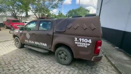 Vídeo: Sargento da PM é baleado durante assalto a loja de celulares em Feira de Santana