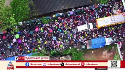 പ്രതികൂല കാലാവസ്ഥയിലും വി എസ്സിനെ ഒരുനോക്കു കാണാൻ മണിക്കൂറുകളോളം കാത്തുനിൽക്കുന്നത് ആയിരങ്ങൾ