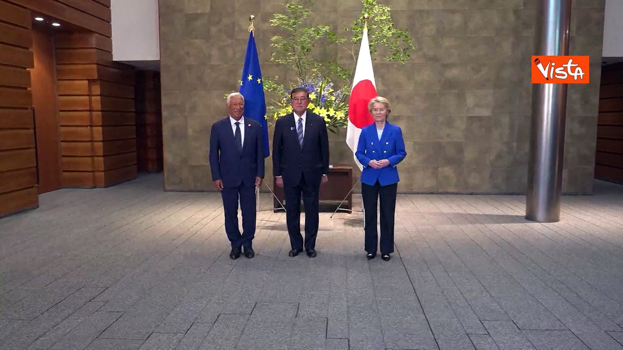 Ue-Giappone summit Tokyo, la stretta di mano Von der Leyen Costa e primo ministro giapponese Ishiba