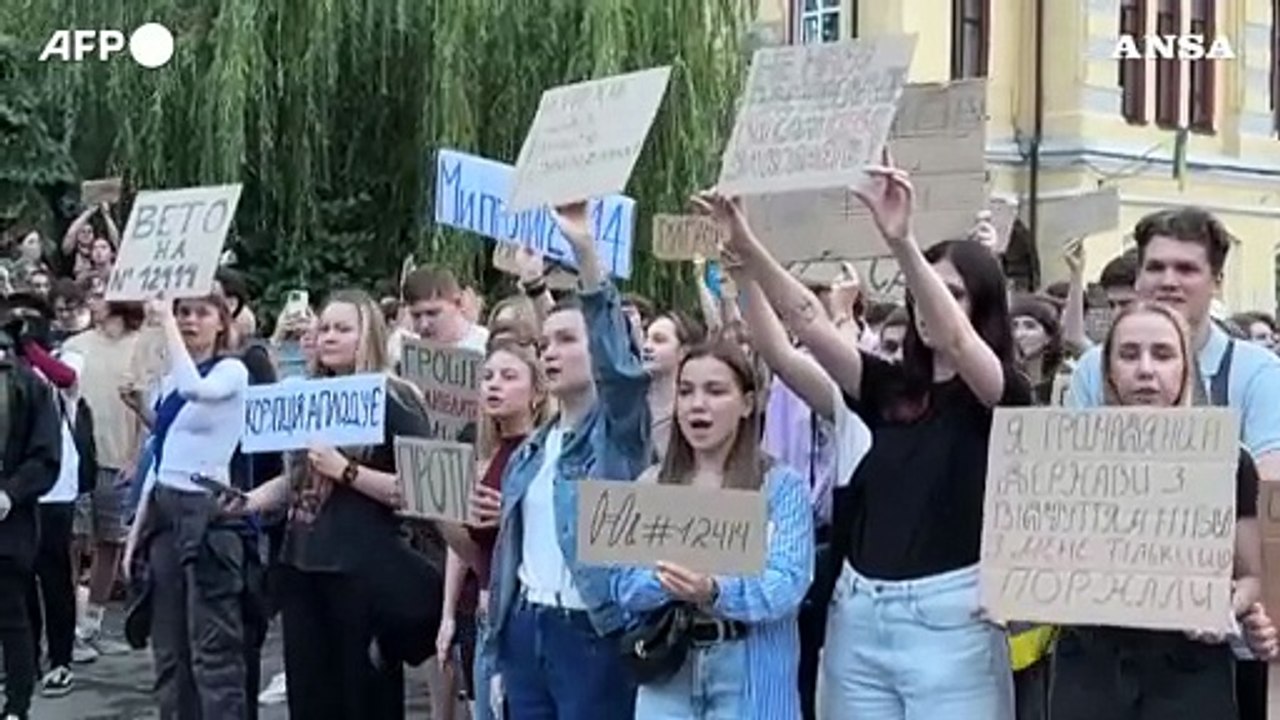 Ucraina, protesta contro la limitazione delle a...