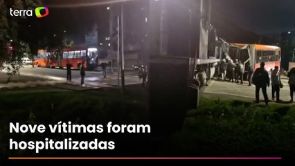 Ônibus biarticulado parte ao meio após colidir com trem e deixa 11 feridos em Curitiba