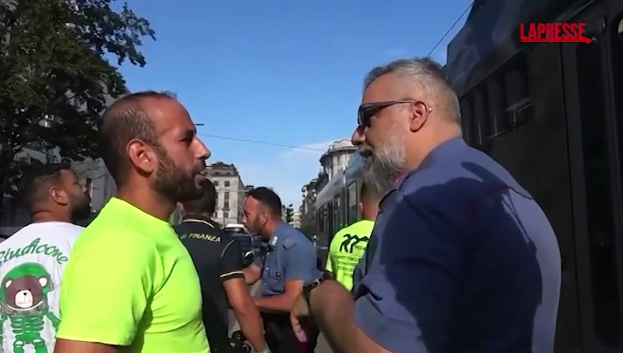 Milano, operai salgono su impalcatura per protesta davanti al tribunale