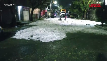 Citt? del Messico, una forte grandinata crea un paesaggio invernale da favola