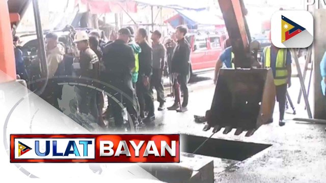 Ilang tipak ng bato, plywood, at basura, nakuha ng MMDA sa kanilang paglilinis sa drainage sa Quezon City
