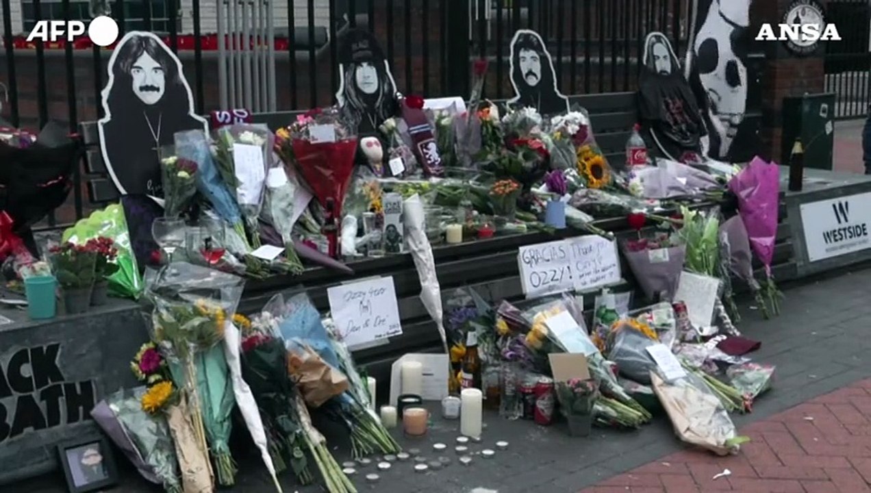 Ozzy Osbourne, Birmingham: fiori e messaggi sul Black Sabbath Bridge