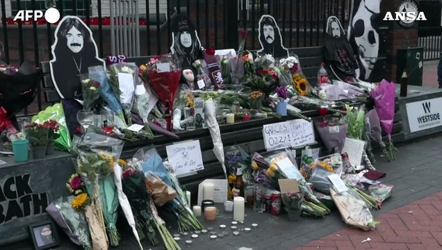 Ozzy Osbourne, Birmingham: fiori e messaggi sul Black Sabbath Bridge