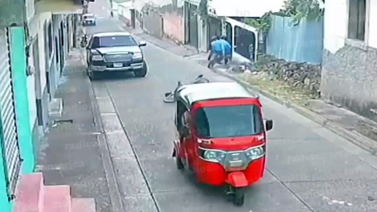 Confuso accidente de una motocicleta en la que se transportaban dos policías