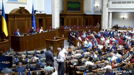 Ucraina, Zelensky firma la legge che limita poteri anticorruzione
