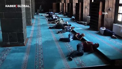 Diyarbakır’da termometre 47 dereceyi gösterdi, vatandaşlar camide serinledi