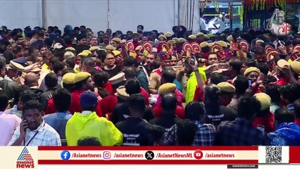 വി എസ്സിന് അന്ത്യാഭിവാദ്യമർപ്പിച്ച് റെഡ് വളണ്ടിയർമാർ; പൊതുദർശനം അവസാനഘട്ടത്തിലേക്ക്