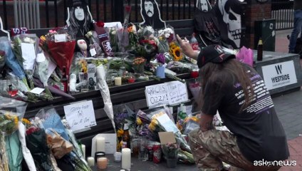 I fan di Ozzy Osbourne depongono fiori nella sua Birmingham