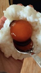 Un onigiri à l'oeuf cru?? 🤯