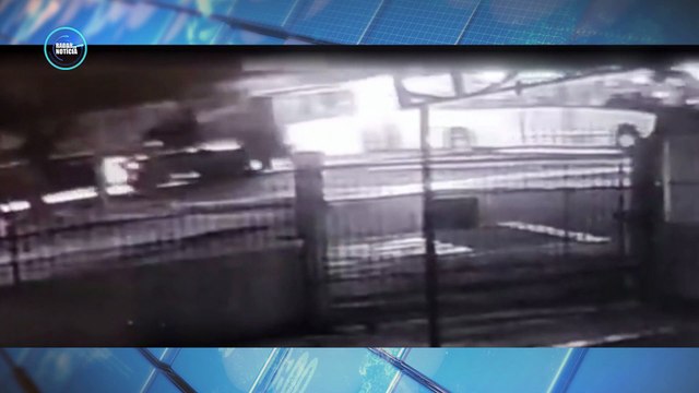 Ônibus biarticulado se parte ao meio em colisão com trem e deixa 11 feridos