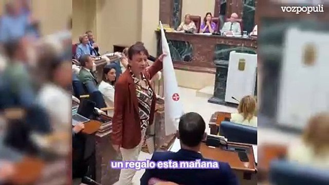 Una diputada de Podemos Murcia entrega un capirote del Ku Klux Klan al líder de Vox en la Asamblea