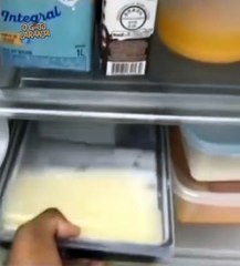 Diarista é surpreendida com recado da patroa na porta geladeira controlando fatias de queijo
