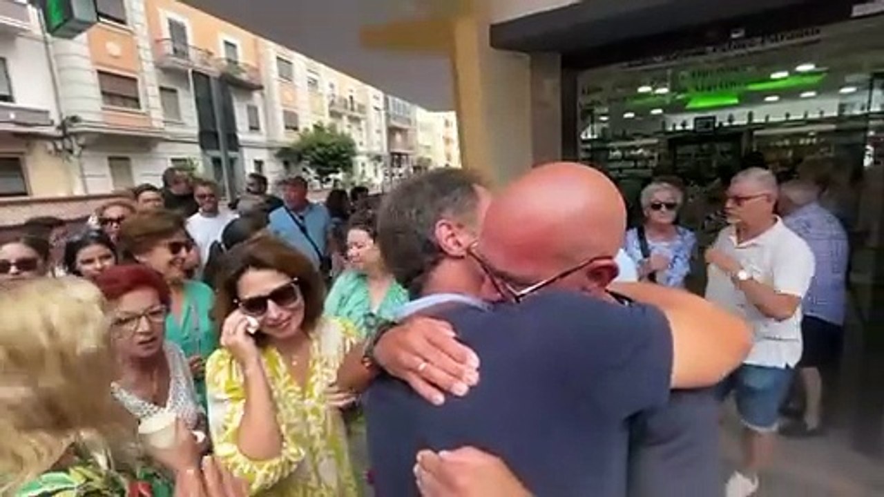 El barrio 'entero' de El Toscal despide entre folías, libros y aplausos a Julio Fuentes, quien les cuida desde hace medio siglo