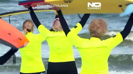 Lituania: gli anziani di Klaipėda scoprono il bodyboarding sul Mar Baltico