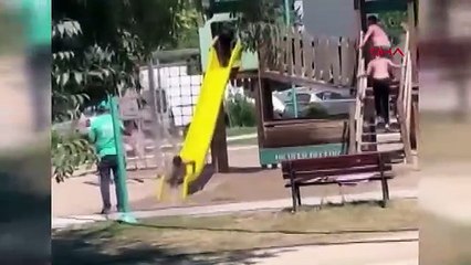 Yürek ısıtan anlar! Temizlik görevlisinden çocuklara hortumla serinlik sürprizi