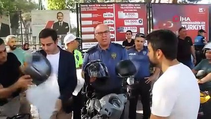 Kula’da motosiklet sürücülerine ücretsiz kask dağıtıldı