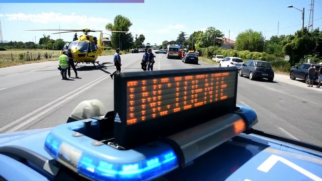 Investito in scooter da un'auto: il video