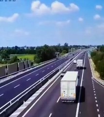 Avioneta se estrella en una autopista
