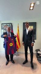 Marcus Rashford posa con la camiseta del Barça 2025-26