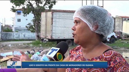 Lixo e esgoto na frente da casa de moradores de Olinda