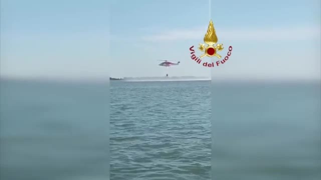 Venezia, vigili del fuoco in azione da ore per spegnere un incendio di sterpaglie in laguna