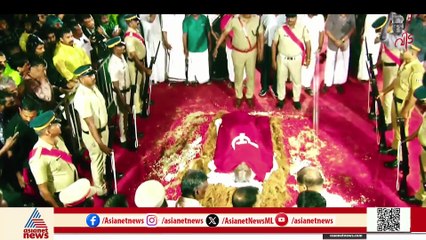 പുന്നപ്ര രക്തസാക്ഷികൾക്കൊപ്പം ഇനി അന്ത്യവിശ്രമം; വലിയ ചുടുകാട്ടിൽ വിഎസ്സിനെ ഏറ്റുവാങ്ങി അഗ്നിനാളങ്ങൾ