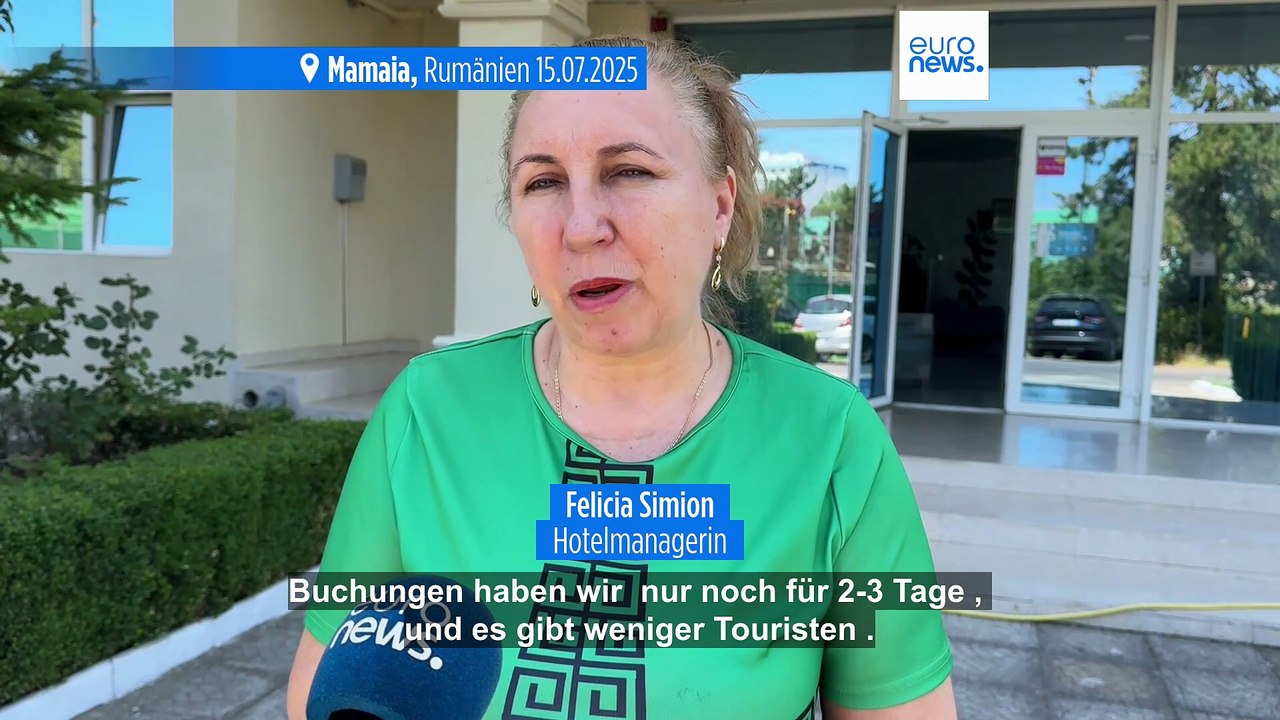 Warum bleiben die Sonnenliegen für Touristen am Strand von Mamaia am Schwarzen Meer in Rumänien leer?
