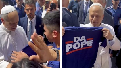 NFL: Aficionados de los Osos de Chicago regalan al Papa León XIV playera con la leyenda "Da Pope''