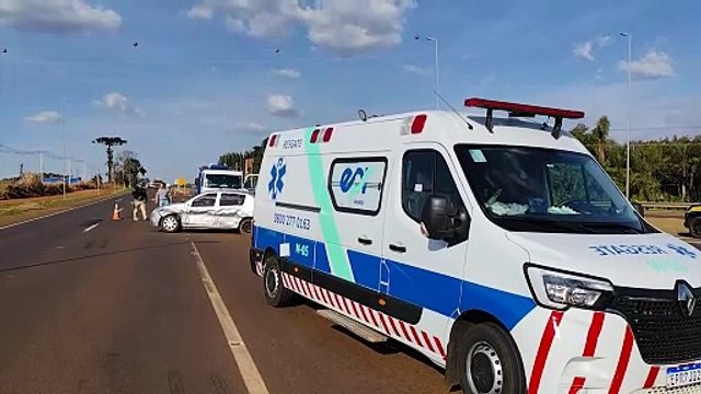 Sandero tem lateral detonada depois de acidente com carreta na BR-277, em Cascavel